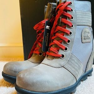 Sorel NEW Women’s Lexie Wedge. Size 8/Color: Quarry with red laces. NEVER WORN.